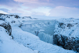 Der Gullfoss (gull = Gold, foss = Wasserfall) Wasserfall am Fluss Hvítá (Hvita) im verschneiten Winter, Island, Iceland, Europa