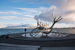 “Sólfar” (Sun Voyager) Viking ship sculpture by Jón Gunnar Árnason (Jon Gunnar Arnason) and the sea, Reykjavik, Iceland, Europe