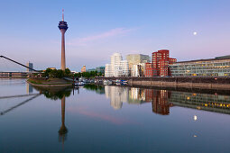Vollmond, Fernsehturm und Neuer Zollhof von Frank O. Gehry, Medienhafen, Düsseldorf, Nordrhein-Westfalen, Deutschland