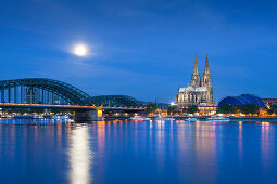 Vollmond, Blick über den Rhein mit Hohenzollernbrücke, Dom und Musical Dome, Köln Nordrhein-Westfalen, Deutschland