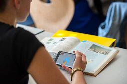 Schulklasse, Unterricht mit Smartphones, Baden-Württemberg, Deutschland