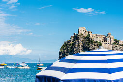 Die Festung Castello Aragonese auf einer Felseninsel in Ischia Ponte, Ischia, Golf von Neapel, Kampanien, Italien