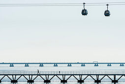 Die Gondelbahn Teleférico do Parque das Nações im Parque das Nações vor der Kulisse des Flußes Tajo, Lissabon, Portugal