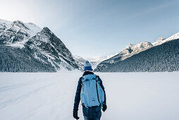 Mann auf dem Lake Louise, Bow Tal, Banff National Park, Alberta, Kanada, Nordamerika