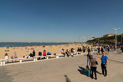 'Strandpromenade mit vielen Menschen am Strand ''Plage Thiers'', Arcachon, Gironde, Nouvelle-Aquitaine, Frankreich, Europa'