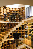 Mann steht vor großer Auswahl in der L'Intendant Weinhandlung, Bordeaux, Gironde, Nouvelle-Aquitaine, Frankreich, Europa