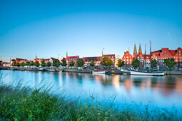 Abendstimmung, Blick über die Trave auf Altstadt und St Marien Kirche, Hansestadt Lübeck, Ostsee, Schleswig-Holstein, Deutschland