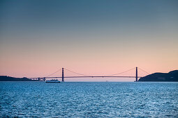 Golden Gate Bridge bei Sonnenuntergang, San Francisco, Kalifornien, USA