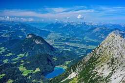 Blick auf Hintersteiner See, Pölven, Inntal, Rofan und Karwendel, vom Sonneck, Kaisergebirge, Tirol, Österreich