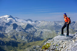 Frau beim Wandern steht am Gipfel des Großen Mosermandl, Hochalmspitze im Hintergrund, Großes Mosermandl, Riedingtal, Radstädter Tauern, Niedere Tauern, Kärnten, Österreich
