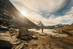 Mann steht vor dem Matterhorn, Wallis, Schweiz, Europa