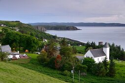 Kirche und Häuser bei Uig im Norden der Isle of Skye, Schottland