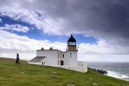 'Frau am Leuchtturm, Stoer Head bei Lochinver an der Küste ''The Minch'', Nordwest-  Schottland'