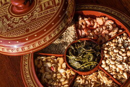 Snack-Schale mit Teeblättern, Ingwer, getrocknete Garnelen, Nüssen und Sesam an Bord Ayeyarwady (Irrawaddy) Flusskreuzfahrtschiff Anawrahta (Heritage Line), Nyanchaydock, Sagaing, Myanmar