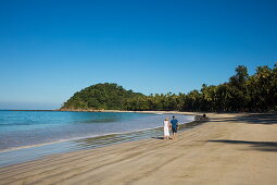 Paar schlendert entlang Strand Ngapali Beach, Ngapali, Thandwe, Myanmar