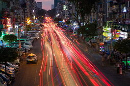 Langzeitbelichtung mit Lichtstreifen von Autos auf der Anawrahta Road in der Abenddämmerung, Yangon, Yangon, Myanmar