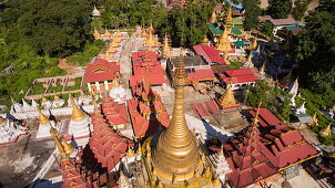 Luftaufnahme von goldenen Pagoden und Stupas der Insel Shwe Paw, nahe Shwegu, Kachin, Myanmar