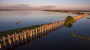 Luftaufnahme von Touristen auf der U-Bein-Brücke und in Ruderbooten auf dem Taungthaman See bei Sonnenuntergang, Amarapura, Mandalay, Myanmar