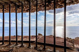 Aussicht aus dem Bunker Mirador del Aguila in der Nähe vom Cap Blanc Leuchtturm, Mallorca, Balearische Inseln, Spanien