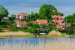 Typische rot weiße Holzhäuser Ferienhaeuser, Karlskrona, Blekinge, Südschweden, Schweden