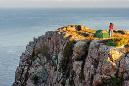 Fernwanderweg Skaneleden in Der Provinz Skane, Landschaft und Wanderer auf der Halbinsel Kullerberg, auf dem Skaneleden, Skane, Südschweden, Schweden