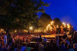 Menschen in Kostuemen machen Feuershow, mittelalterliches Fest, Eroeffnugsfeier , Schweden
