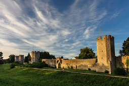 Stadtmauer der Altstadt von Visby im Abendlicht , Schweden