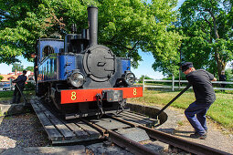 Historische Dampfeisenbahn  auf manuellem Drehkreuz  in Mariefred , Schweden