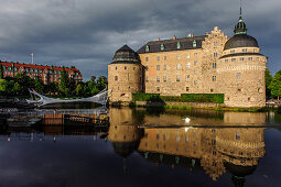 Schloss von Oerebro  mit Wasserspiegelung , Schweden