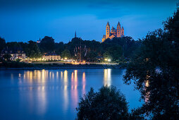 UNESCO Welterbe Dom zu Speyer, Blick über Rhein zum Kaiser und Mariendom während Blauer Stunde, Rheinland-Pfalz, Deutschland