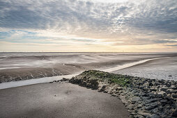 UNESCO Weltnaturerbe Wattenmeer, Markierung des Fahrwasser im Schlickwatt bei Wremen im Landkreis Cuxhaven, Niedersachsen, Deutschland, Nordsee