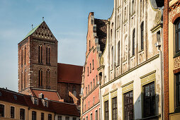 UNESCO Welterbe Hansestadt Wismar, Kirchturm der Nikolaikirche und heruntergekommenen Giebeldach Häusern, Mecklenburg-Vorpommern, Deutschland