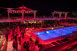 Poolparty auf dem Pooldeck von Kreuzfahrtschiff Mein Schiff 6 (TUI Cruises) bei Nacht, Ostsee, nahe Dänemark, Europa