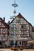 Maibaum und schönes Fachwerkhaus in der Altstadt, Bad Orb, Spessart-Mainland, Hessen, Deutschland, Europa