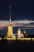 Beleuchtete Peter-und-Paul-Kathedrale in der Peter-und-Paul-Festung während der Weißen Nächte, Sankt Petersburg, Russland, Europa