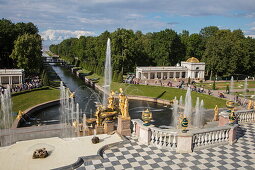 Die Große Kaskade und der Palast von Schloss Peterhof, nahe Sankt Petersburg, Russland, Europa