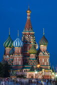 Menschen am Roten Platz und beleuchtete Basilius-Kathedrale in der Abenddämmerung, Moskau, Russland, Europa