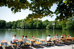 Im Biergarten am Seehaus im Englischen Garten in München, Bayern, sitzt man direkt am See