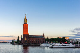 Stadshuset Rathaus mit Ausflugsboote im Vordergrund , Stockholm, Schweden