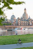 Spaziergang am Elbufer, Stadtpanorama, Skyline, Panorama, Altstadt, Canaletto-Blick über die Elbe auf Brühlsche Terrasse, Dampfschiff, Dampfschiffe, Anlegestelle, Hochschule für Bildende Künste, Kunstakademie, Frauenkirche, Residenzschloss, Dresden, Sachs