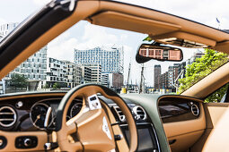 Bentley Sportcoupé Continental GT Cabrio mit Elbphilharmonie im Hintergrund in Hamburg, Hamburg, Norddeutschland, Deutschland