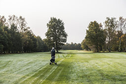 Golfspieler auf dem Fairway, auf einem Platz bei Hamburg, Norddeutschland, Deutschland