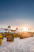 Kurshaus im Gegenlicht, Strandkörbe bei Sonnenuntergang, Binz, Rügen, Mecklenburg-Vorpommern, Deutschland