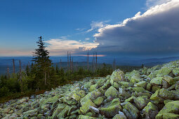 Gewitterwolken über dem Granit-Blockmeer am Gipfel des Lusen, Bayrischer Wald, Bayern, Deutschland