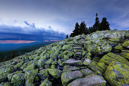 Gewitterwolken über dem Granit-Blockmeer am Gipfel des Lusen, Bayrischer Wald, Bayern, Deutschland