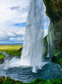 Hinter dem beindruckende Seljalandsfoss an der Ringstrasse im Süden Islands