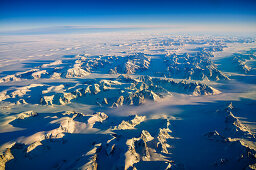 Die tiefstehende Sonne sorgt für lange Schatten an den Fjorden von Grönlands Ostküste