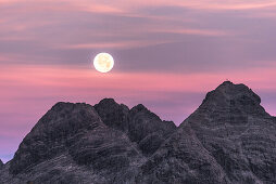 Alpenglühen, Gipfelkreuz, Sonnenaufgang, Mädelegabel beim Alpenglühen, Trettachspitze beim Alpenglühen, Vollmond, Fernwanderweg, Berglandschaft, Gipfel, Wanderurlaub, Natur, Hüttentour, Bergpanorama, Wanderwege, Oberallgäu, Alpen, Bayern, Oberstdorf, Deut