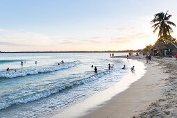 baden, schwimmen, Strandurlaub, Touristen, Palmen, Badevergnügen, türkisblaues Meer, am Strand von Playa Larga, in der Schweinebucht, Familienreise nach Kuba, Auszeit, Elternzeit, Urlaub, Abenteuer, Playa Larga, Republik Kuba, karibische Insel, Karibik