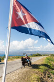 die kubanische Flagge weht am Snorkeling Snack ''La Batea'' an der einsamen Küstenstraße von La Boca nach Playa Ancon, unterwegs gibt es viele schöne kleine Strände, Pferdekutsche, Einsamkeit,  Naturverbundenheit, am Strand, türkisblaues Meer, Familienrei